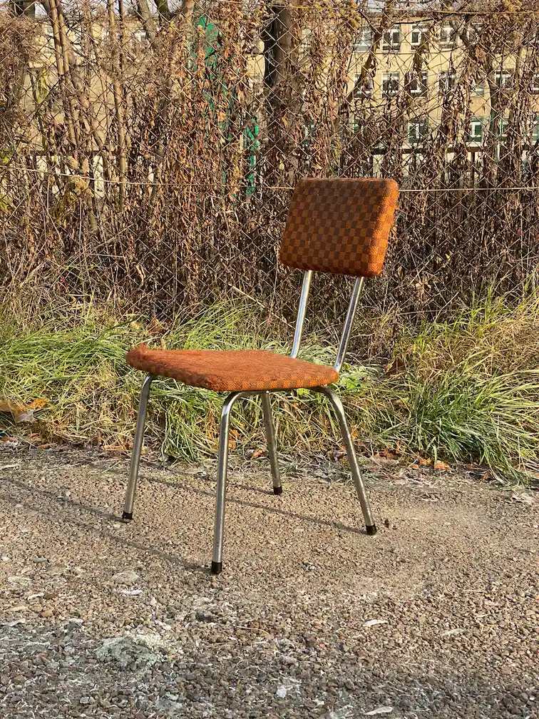 mebel po renowacji: krzesło tapicerowane, metalowo konstrukcja